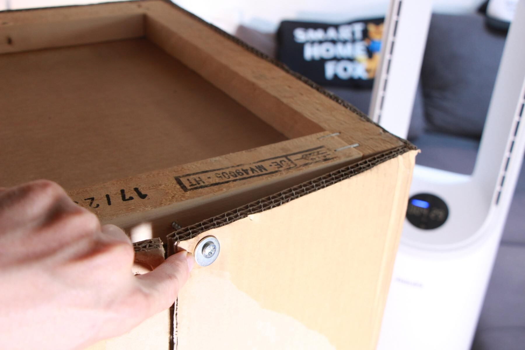 Der Karton des Philips Air Performer wird mit Hilfe eines Schraubenziehers aufgemacht, weil er mit Torx-Schrauben verschlossen ist.